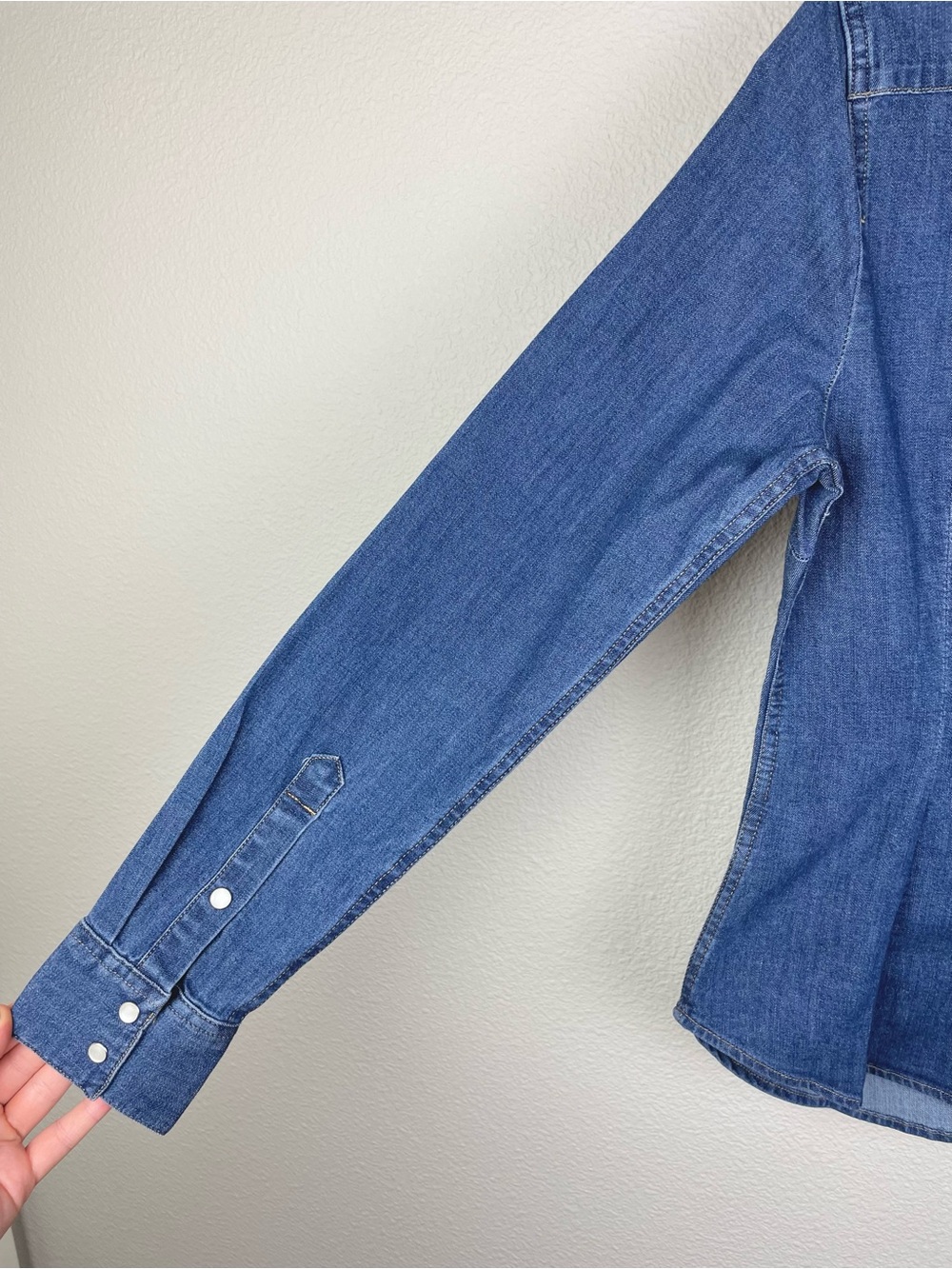 Levi's Women's XS Tailored Fit Classic Denim Western Shirt Blue Pearl Snaps Blue - Picture 12 of 16